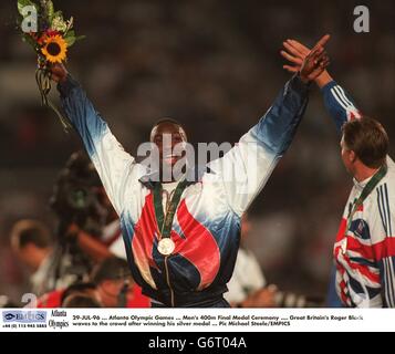 29-JUL-96. Die Olympischen Spiele In Atlanta. 400-m-Siegerehrung für Männer. Der US-Amerikaner Michael Johnson winkt der Menge zu, nachdem er Gold gewonnen hat Stockfoto