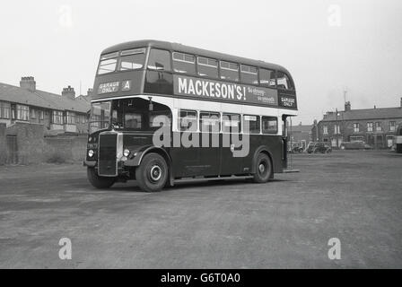 historische Foto zeigt eine Leyland Diesel-Doppeldecker-Bus oder Routemaster FRN 731 der 1950er Jahre. Die Werbung mit dem Bus durchgeführt ist für das Getränk Mackesons Stout. Stockfoto