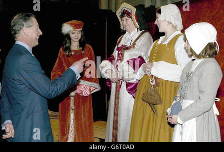 Der Prinz von Wales bei einem Besuch der historischen Werften von Portsmouth. Prinz Charles besuchte das Wrack des historischen Kriegsschiffs Mary Rose, das er aus dem Meeresgrund aufzog.Prinz Charles besichtigte das Mary Rose Museum in Portsmouth's Historic Dockyard, um das silberne Jubiläum des Mary Rose Trust zu feiern. Stockfoto