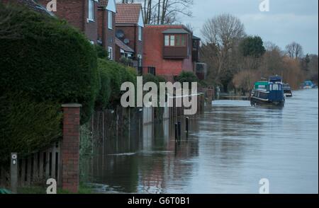 Ein Treidelpfad neben der Themse in Old Windsor, Berkshire, wird überflutet, da der Flussspiegel hoch bleibt. Stockfoto