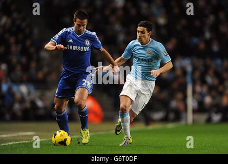 Fußball - Barclays Premier League - Manchester City / Chelsea - Etihad Stadium. Chelseas Cesar Azpilicueta (links) und Gonzalez Jesus Navas von Manchester City kämpfen um den Ball Stockfoto