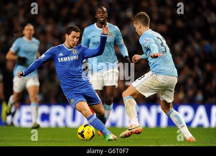 Fußball - Barclays Premier League - Manchester City / Chelsea - Etihad Stadium. Matija Nastasic von Manchester City (rechts) und Eden Hazard von Chelsea kämpfen um den Ball Stockfoto