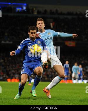 Fußball - Barclays Premier League - Manchester City / Chelsea - Etihad Stadium. Chelseas Eden Hazard (links) und Matija Nastasic von Manchester City kämpfen um den Ball Stockfoto