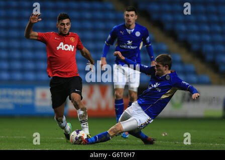 Fußball - Barclays U21 Premier League - Leicester City / Manchester United - Ricoh Arena. Davide Petruccia von Manchester United gewinnt den Ball, während Robbie Paratore von Leicester City mit einem Tackle ins Spiel kommt Stockfoto