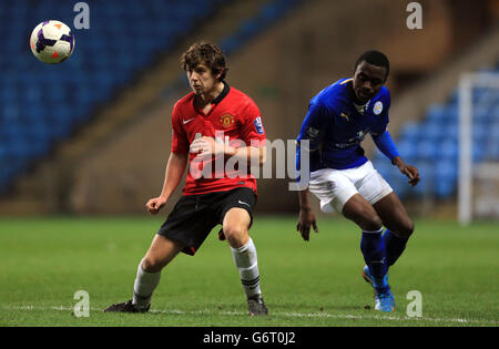 Fußball - Barclays U21 Premier League - Leicester City / Manchester United - Ricoh Arena. Ben Pearson von Manchester United gewinnt den Ball während des Spiels gegen Leicester City Stockfoto