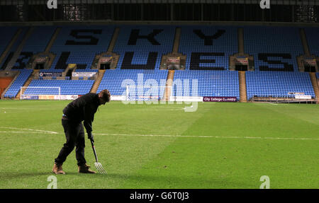 Groundstaff arbeitet während des Heimspiels von Leicester City gegen die U21 von Manchester United in der Ricoh Arena in Coventry auf dem Spielfeld Stockfoto