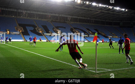 Während des Heimspiels von Leicester City gegen die U21 von Manchester United in der Ricoh Arena in Coventry wird eine Ecke genommen Stockfoto