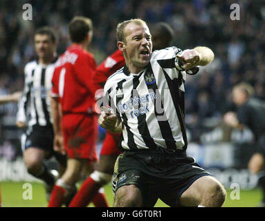 Alan Shearer von Newcastle United feiert das Spiel nach dem Treffer gegen Middlesbrough während ihres Barclaycard Premiership-Spiels auf dem St. James' Park Ground von Newcastle. 22/02/04: Ngland-Chef Sven-Goran Eriksson wird nicht versuchen, Shearer zu überzeugen, sein selbstauferlegtes Exil aus dem internationalen Fußball zu beenden. Der 33-Jährige, der gestern beim Derby-Sieg von Newcastle über Middlesbrough im Jahr 2-1 einen kargen Sechsspiel-Spruch mit dem Sieger aus dem Elfmeterschießen beendete, wachte am Sonntag, dem 22 2004. Februar auf, um in den Schlagzeilen der Zeitung zu lesen, die behaupteten, er habe die Chance, erneut für sein Land zu spielen, abgelehnt. . Stockfoto