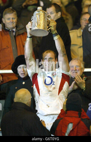 England Kapitän Lawrence Dallaglio hebt den Calcutta Cup nach ihrem 35-13 Sieg über Schottland im RBS 6 Nations Spiel in Murrayfield, Edinburgh. Stockfoto