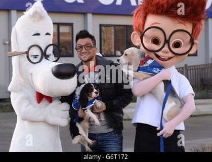 Peter Andre nennt zwei Hunde im Battersea Dogs and Cats Home nach den beiden Hauptfiguren in der neuen DreamWorks Animation Mr Peabody und Sherman in Battersea, London. Stockfoto