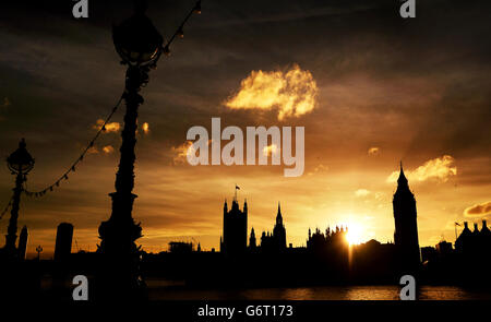 Die Sonne geht hinter den Houses of Parliament in London unter Stockfoto