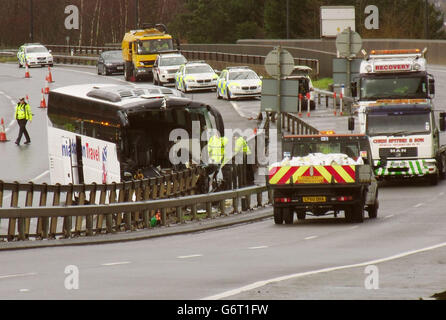 Rettungskräfte am Ort zwischen der Kreuzung 25 und 26 in östlicher Richtung auf der M4 in Südwales nach einem Zerfall mit einem Lastwagen, Bus und einer Reihe von Autos heute Morgen um 9.30 Uhr. Stockfoto