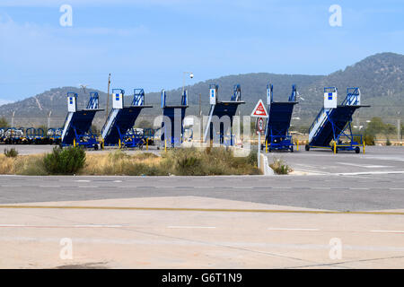Mobilen Flugzeug Treppe aufgereiht am Flughafen Ibiza Stockfoto