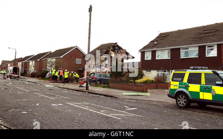 Rettungsdienste an der Stelle, an der eine Explosion zwei Häuser plattete und ein Drittel in Cloes Lane, Clacton, schwer beschädigte. Stockfoto