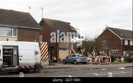 Rettungsdienste an der Stelle, an der eine Explosion zwei Häuser plattete und ein Drittel in Cloes Lane, Clacton, schwer beschädigte. Stockfoto