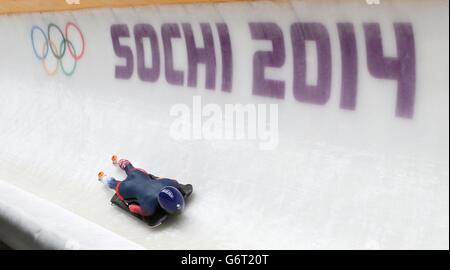 Shelley Rudman aus Großbritannien bei ihrem ersten Trainingslauf im Sanki Sliding Center während der Olympischen Spiele 2014 in Sotschi in Krasnaya Polyana, Russland. Stockfoto