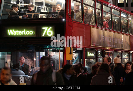 Passagiere an Bord eines Busses in Farringdon, London, während eines 48-stündigen U-Bahn-Streiks, als Londoner U-Bahnarbeiter über geplante Arbeitsabschneidungen und Schließungen von Ticketbüros streiken. Stockfoto