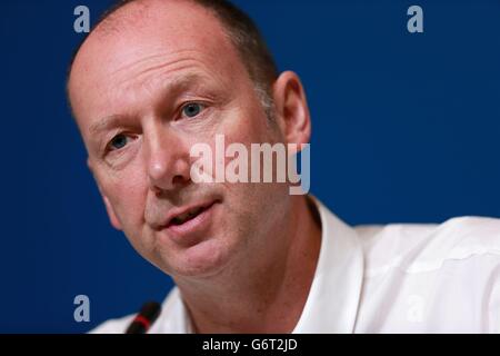 Olympische Winterspiele in Sotschi - Aktivitäten vor den Spielen - Donnerstag. Team GB Chef de Mission Mike Hay bei der Pressekonferenz während der Olympischen Spiele 2014 in Sotschi in Krasnaya Polyana, Russland. Stockfoto