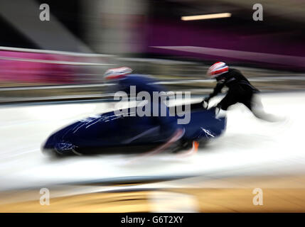 EDITOREN BITTE KEINE BILDUNTERSCHRIFTENKORREKTUR. Korrektur des Namens des Wettbewerbers von Joel Fearon zu Andrew Matthews. Bildunterschrift sollte lauten: Das britische Zweierbob-Team Lamin Deen und Andrew Matthews bei einem Trainingslauf im Sanki Sliding Center in Sotschi, Russland. Stockfoto