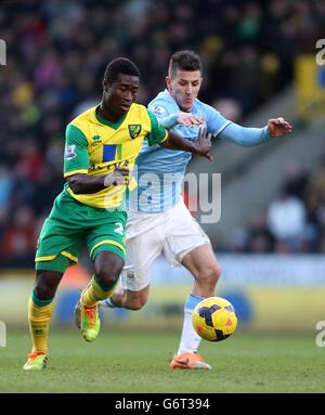 Fußball - Barclays Premier League - Norwich City / Manchester City - Carrow Road. Alexander Tettey von Norwich City (links) und Stevan Jovetic von Manchester City kämpfen um den Ball Stockfoto