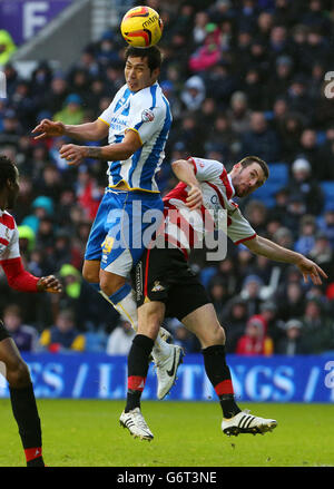 Leonardo Ulloa von Brighton (links) wird während des Sky Bet Championship-Spiels im AMEX Stadium, Brighton, von Paul Quinn von Doncaster Rovers herausgefordert. Stockfoto