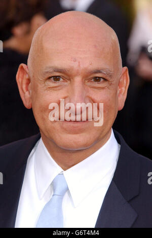 Ben Kingsley Oscars 2004. Sir Ben Kingsley kommt bei den 76. Annual Academy Awards im Kodak Theatre in Los Angeles, USA. Stockfoto