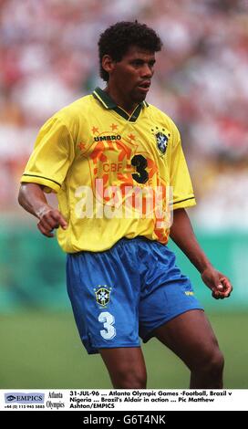 31-JUL-96. Olympische Spiele in Atlanta – Fußball, Brasilien – Nigeria. Brasiliens Aldair in Aktion Stockfoto