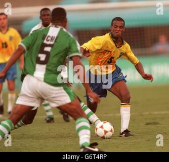 31-JUL-96 ... Atlanta Olympische Spiele -Fußball, Brasilien / Nigeria ... Nigerias Okechukwu Alozie Uche Stockfoto