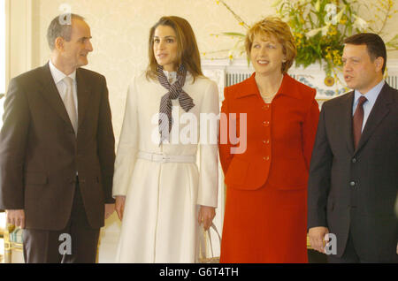 Die irische Präsidentin Mary McAleese (2. Rechts) und ihr Mann Martin (links) stehen bei einem offiziellen Staatsbesuch in Irland mit Königin Rania Al-Abdullah und König Abdullah II. Bin Al Hussein von Jordanien vor den Präsidentengebäuden in Dublin. Stockfoto