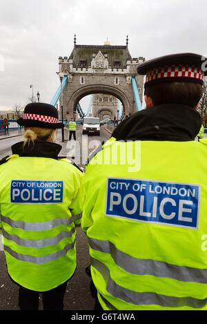 Die City of London Police montiert eine groß angelegte Operation auf der Tower Bridge bei der Einführung des Projekts Servator, die auf eine sichtbarere Polizeipräsenz auf den Straßen in der City of London setzen soll, Das soll kriminelle und terroristische Aktivitäten früher und aktiver abschrecken, stören und aufdecken. Stockfoto