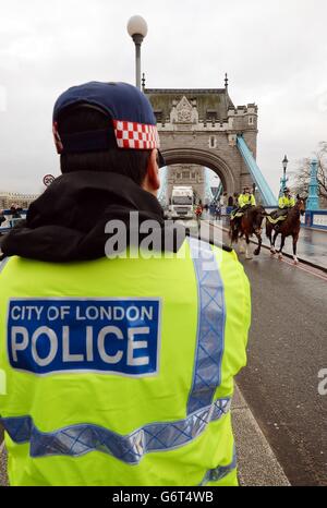 Die City of London Police montiert eine groß angelegte Operation auf der Tower Bridge bei der Einführung des Projekts Servator, die auf eine sichtbarere Polizeipräsenz auf den Straßen in der City of London setzen soll, Das soll kriminelle und terroristische Aktivitäten früher und aktiver abschrecken, stören und aufdecken. Stockfoto