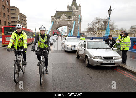 Die City of London Police montiert eine groß angelegte Operation auf der Tower Bridge bei der Einführung des Projekts Servator, die auf eine sichtbarere Polizeipräsenz auf den Straßen in der City of London setzen soll, Das soll kriminelle und terroristische Aktivitäten früher und aktiver abschrecken, stören und aufdecken. Stockfoto