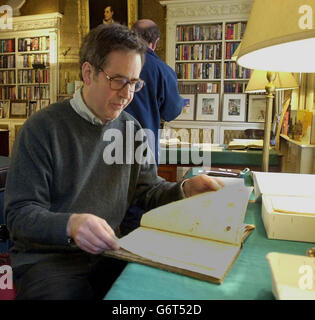 Der Verleger John Murray untersucht einen Brief und ein Buch, das Dr. Livingstone auf seiner Erkundungsreise nach Südafrika im John Murray Archive im Zentrum von London geschrieben hat, Im Vorfeld einer Finanzierungsbekanntmachung des schottischen Exekutivministers für Kultur, Frank McAveety, an der National Library of Scotland in Edinburgh. Die einzigartige Sammlung von Schriften einiger der berühmtesten Autoren, Forscher und Wissenschaftler der Geschichte, die mit 45 Millionen geschätzt wurde, geht nach Schottland. Stockfoto