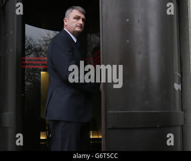 Simon O'Brien, der Vorsitzende des Ombudsmannes von Garda Siochana, kommt heute zu einem Treffen mit Justizminister Alan Shatter im Justizministerium in Dublin, um einen Bericht über die angebliche Abhöraktion der Ombudsstelle zu liefern. Stockfoto