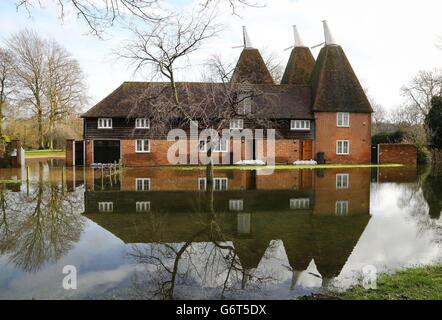 Flutwasser umgibt ein Lastenhaus in Littlebourne, Kent, da der Flussspiegel in der Gegend weiter steigt. Stockfoto