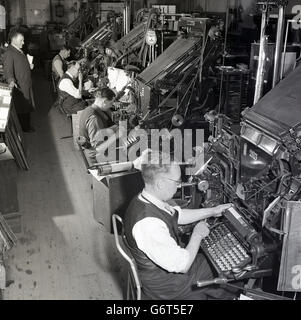 der 1950er Jahre, historisch, Schriftsetzer an ihre große mechanische Maschinen in der Fabrik auf Druck Firma Hazell, Watson Veney (HWV), Hertfordshire, England. Stockfoto