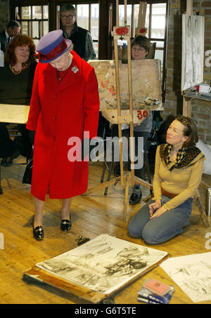 Britische Königin Elizabeth II. An der Drawing School, Teil der Prince's Foundation in Shoreditch, Ost-London. Der Königin und dem Prinz von Wales wurde eine Lebenszeichenklasse gezeigt, in der zwei weibliche Models fließende griechische Roben im Stil der Elgin Marbles trugen. Stockfoto