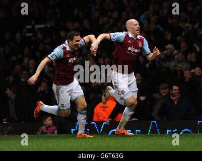 James Collins von West Ham United (rechts) feiert sein Tor mit Teamkollege Stewart Downing während des Barclays Premier League-Spiels im Upton Park, London. Stockfoto