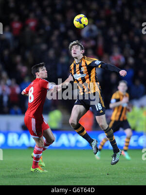 Southampton's Jack Cork (links) und Hull City's Nikica Jelavic in Aktion während des Barclays Premier League Spiels im KC Stadium, Hull. Stockfoto