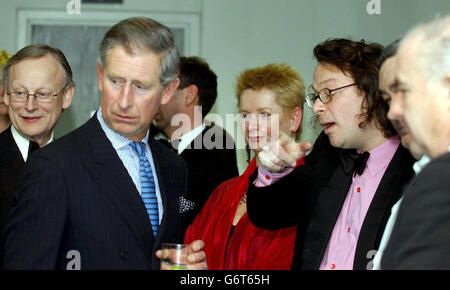 Der britische Prinz von Wales spricht mit Hugh Fearnley-Whittingstall (Zeigepointing) und Sophie Grigson, zwei der berühmten Köche, beim Empfang für die Gala „Sea into the Future“ des Marine Stewardship Council auf dem Old Billingsgate Fish Market in London. Stockfoto