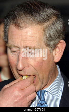 Der britische Prinz von Wales schmeckt einige der neuen Herzogtum-Auswahlen Kipper und Lemon Pate, beim Empfang für die Gala des Marine Stewardship Council „Sea into the Future“ auf dem Old Billingsgate Fish Market in London. Stockfoto