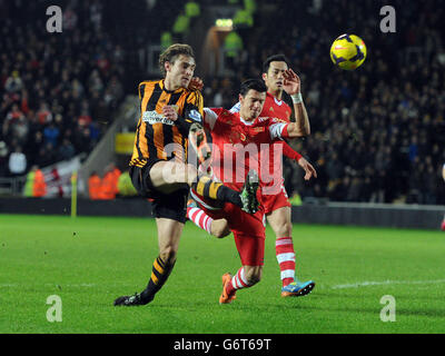 Nikica Jelavic (links) von Hull City hat während des Spiels der Barclays Premier League im KC Stadium, Hull, einen Torschuss auf das Tor unter dem Druck von Southampton's Jose Fonte. Stockfoto