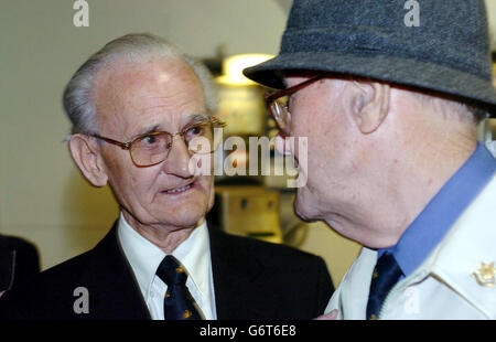 Peter Heppell von East Grinstead spricht mit Jack Lindo aus Liverpool, die Veteranen der Spezialeinheiten der Chindit-Gruppe (ein Vorläufer der modernen SAS) sind am Flughafen Heathrow, Vor ihrer Abreise in den Fernen Osten zum 60. Jahrestag der Landung einer wagemutigen Spezialeinheiten 200 Meilen hinter feindlichen Linien im von Japan besetzten Burma. Stockfoto