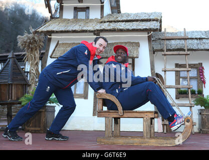 Die großen Briten John Baines und Lamin Deen sitzen während einer Fotokalle in Rosa Khutor während der Olympischen Spiele in Sotschi 2014 in Krasnaya Polyana, Russland, im Schlitten. Stockfoto