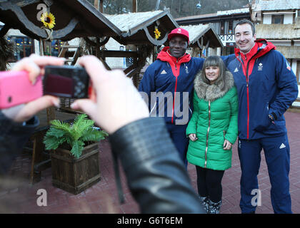 Das britische Bobteam John Baines und Lamin Deen (rechts) posieren für ein Foto mit einem Fan während einer Fotoaufnahme in Rosa Khutor während der Olympischen Spiele in Sotschi 2014 in Krasnaya Polyana, Russland. Stockfoto