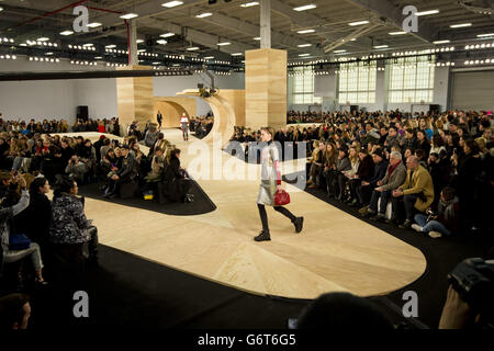 Ein Modell auf dem Laufsteg auf der Fashion Show Marc by Marc Jacobs, die im Rahmen der Mercedes Benz New York Fashion Week F/W 2014 am Pier 36 in New York stattfand. Stockfoto