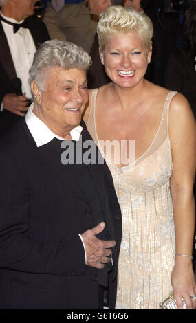 Tony Curtis auf der Vanity Fair Party 2004. Tony Curtis und seine Frau Jill, bei der Vanity Fair Post Oscar Party 2004 angekommen. Stockfoto