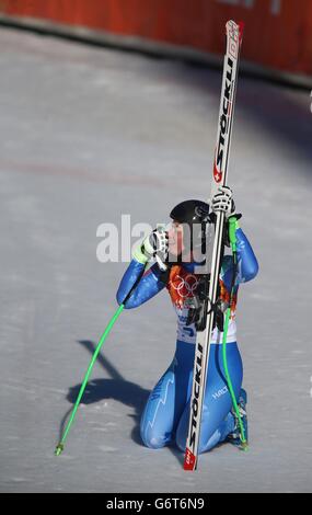 Die gemeinsame Goldmedaillengewinnerin Tina Maze der Slowakei versinkt nach ihrem Lauf in der Damenabfahrt im Rosa Khutor Alpine Center während der Olympischen Spiele 2014 in Sotschi in Krasnaya Polyana, Russland, auf die Knie. Stockfoto