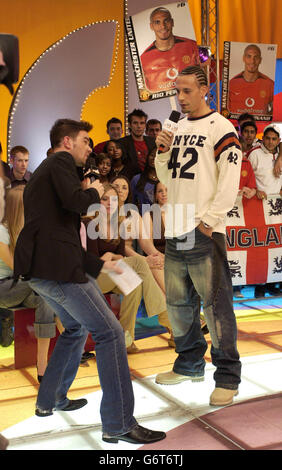 MTV-Moderator Dave Berry (links) mit dem Fußballspieler Rio Ferdinand von Manchester United während seines Gastauftritts bei MTV's TRL UK in den MTV Studios in Camden, Nord-London. Stockfoto