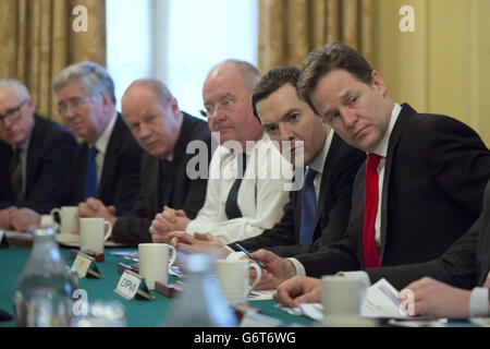 Der britische Staatssekretär für die Gemeinschaften Eric Pickles (Mitte), Bundeskanzler George Osborne (zweiter rechts) Und Vizepremierminister Nick Clegg (rechts) hört während des Regierungsnottreffens Cobra in der Downing Street 10 im Zentrum Londons zu, da sich ein Großteil des Landes auf extremere Wetterverhältnisse vorbereitet, die ausgedehnte Überschwemmungen in Südengland verursacht haben. Stockfoto